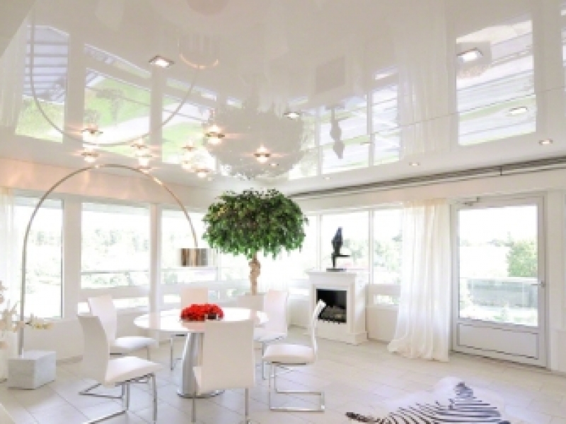 Натяжной потолок «белый глянец»