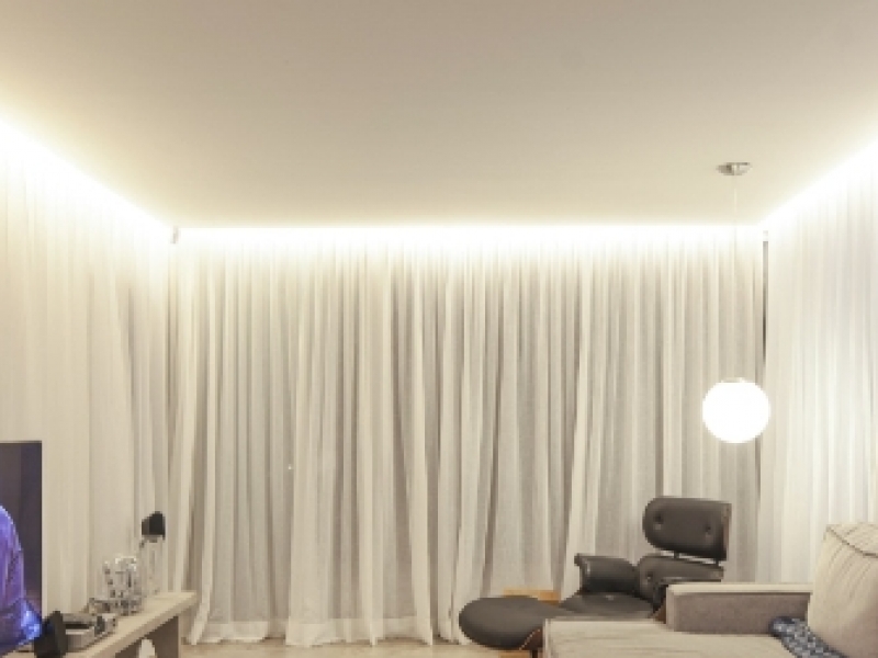 «Парящий» натяжной потолок с подсветкой